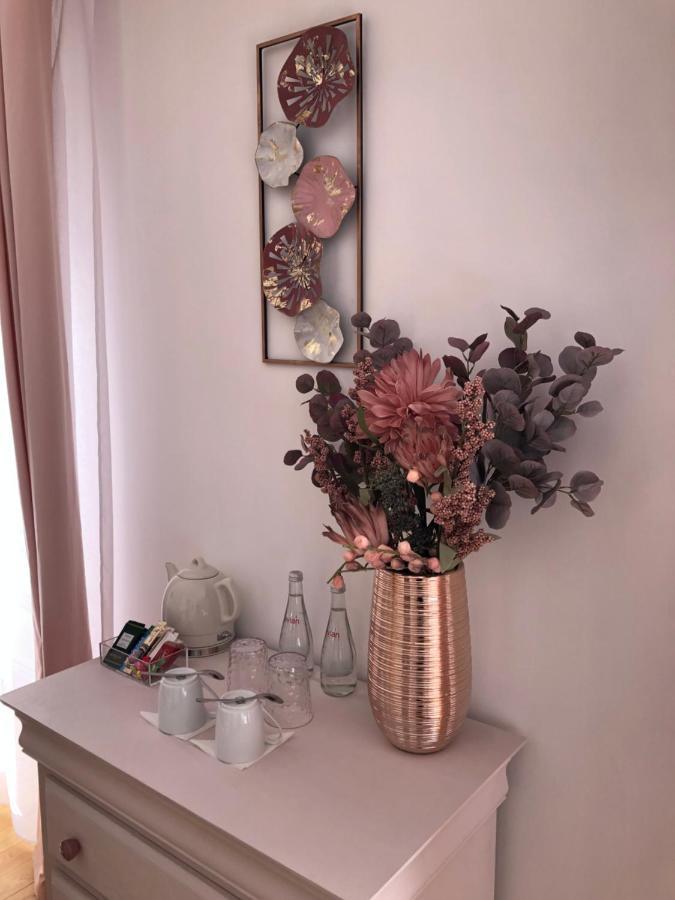 Zimmer mit Queensize-Bett und Gartenblick